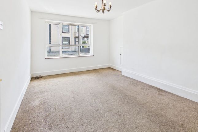 1 bed property, in Basset Road, £125,000