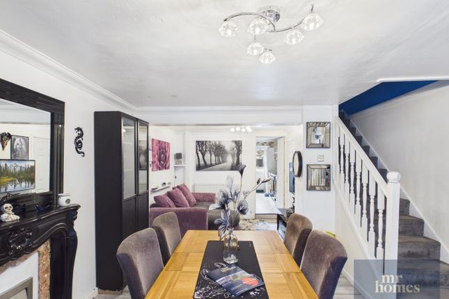 3 bed property, in Oak Street, £120,000