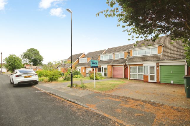 2 bed property, in Baxter Close, £325,000