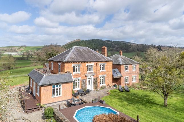 7 bed property, in Coombes Moor, £935,000