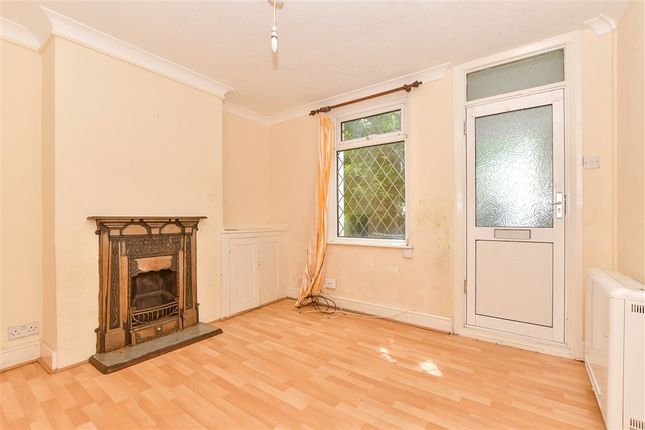 2 bed property, in Whitfeld Road, £180,000