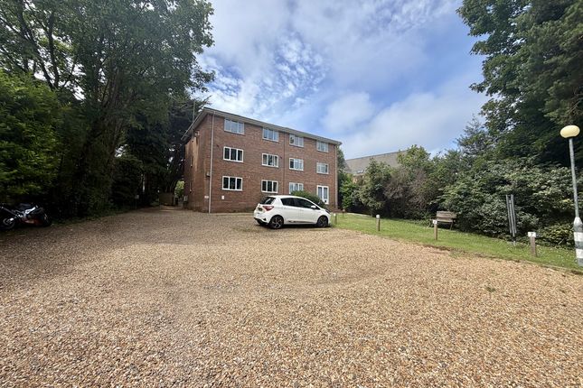 2 bed property, in Surrey Road BH12, £190,000