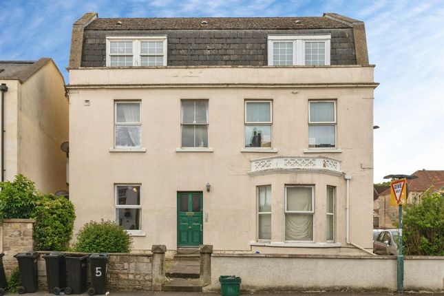 2 bed property, in High Street, £200,000