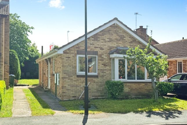 2 bed property, in Sunningdale Close, £220,000