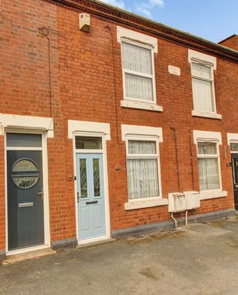 3 bed property, in Long Lane, £180,000