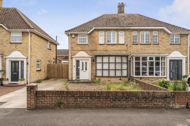 3 bed property, in Mark Close, £350,000