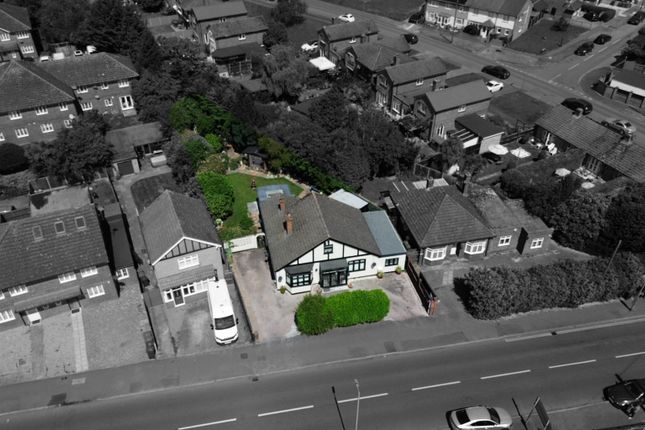 4 bed property, in Chertsey Road, £650,000