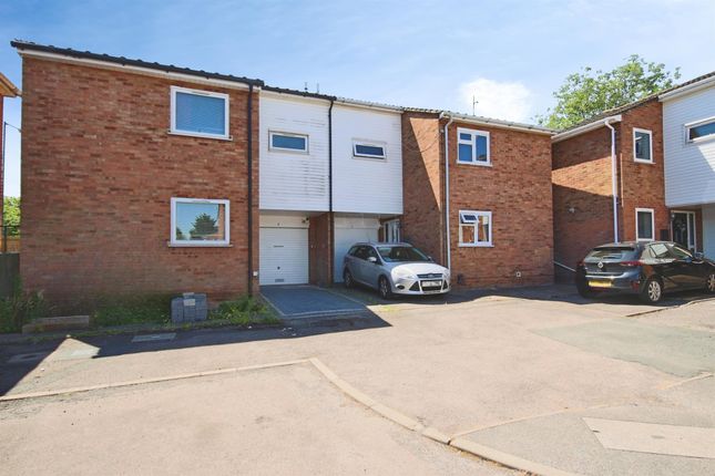 4 bed property, in Burford Mews, £280,000