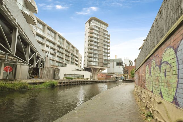 2 bed property, in Canal Street, £220,000
