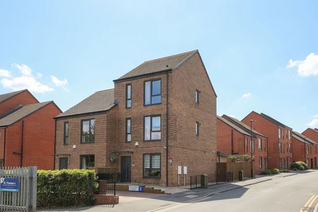 4 bed property, in Hickleton Lane, £325,000