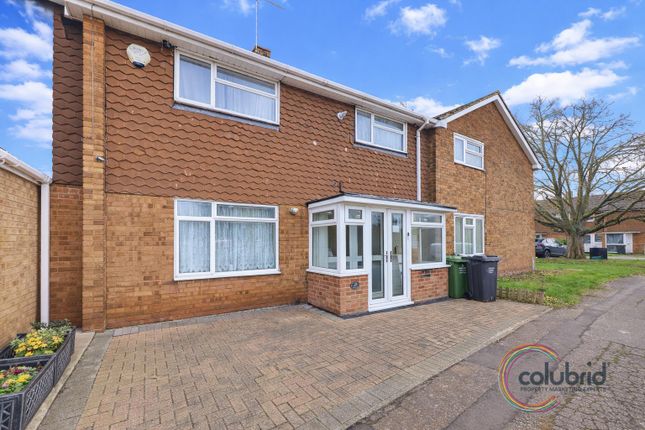 2 bed property, in Feering Drive, £260,000