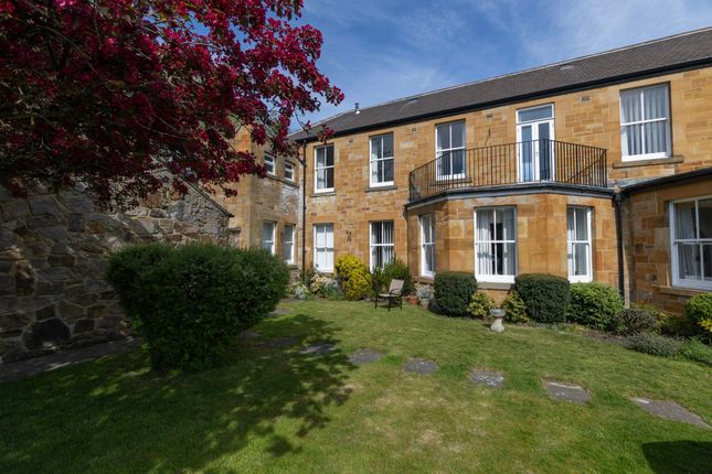 2 bed property, in Lee Hill Court, £250,000