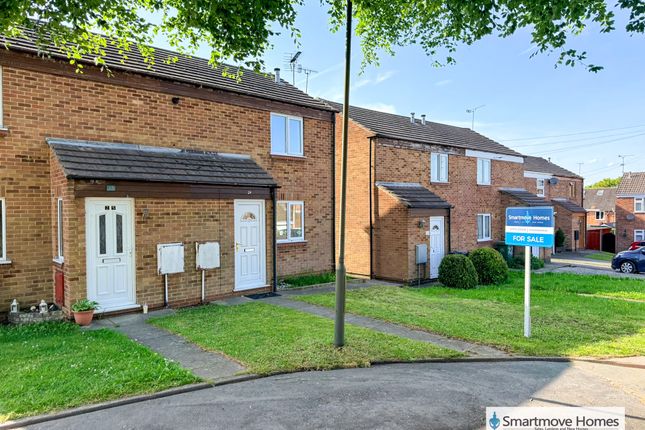 2 bed property, in The Spinney, £174,950
