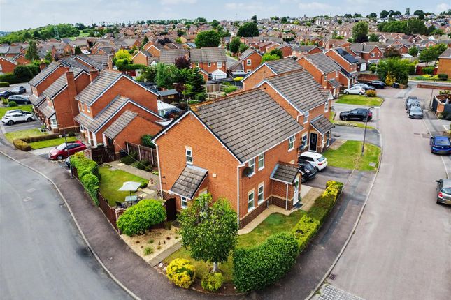 2 bed property, in Hadleigh Close, £250,000