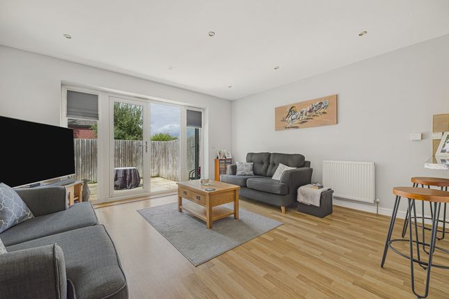 1 bed property, in Grove Park Road, £270,000