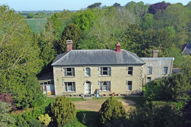 5 bed property, in Thrandeston Road, £475,000