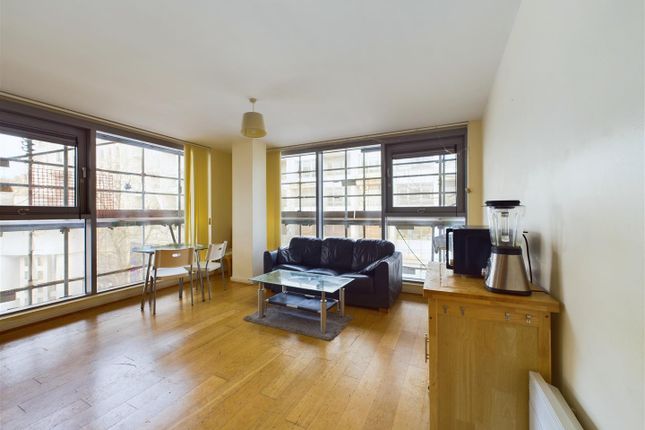 2 bed property, in Worcester Street, £199,999