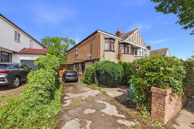 5 bed property, in Hurst Road, £650,000