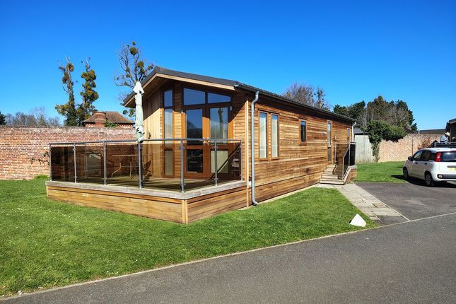 2 bed property, in Chargers Paddock, £240,000