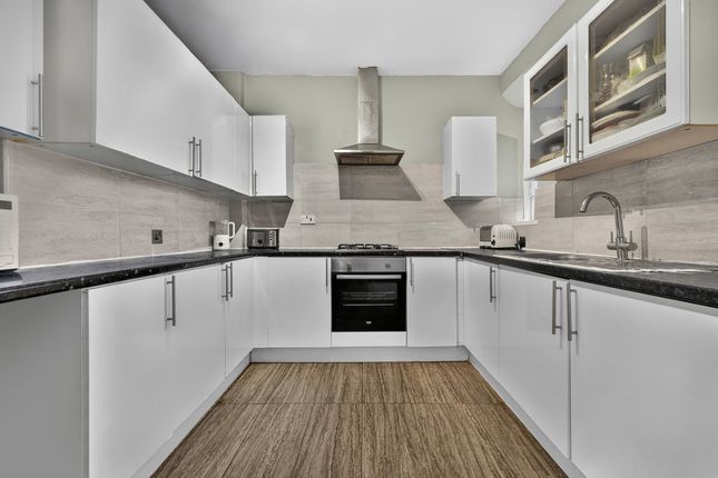 4 bed property, in Kentwell Close, £400,000