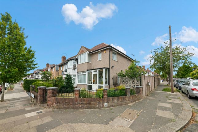 3 bed property, in Braund Avenue, £589,950