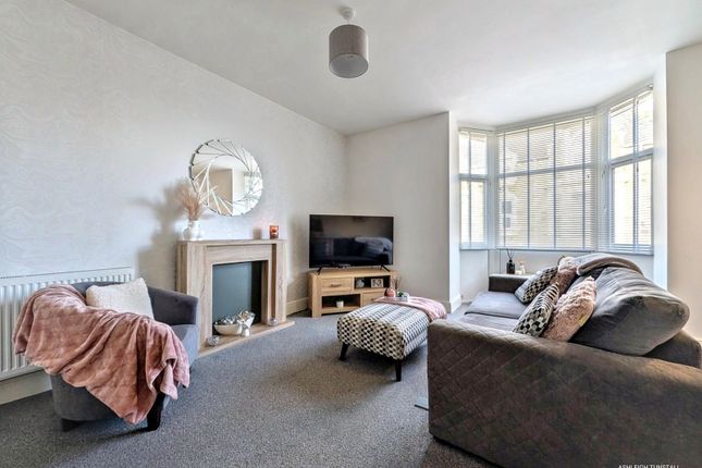 2 bed property, in The Lawns Apartments, £80,000