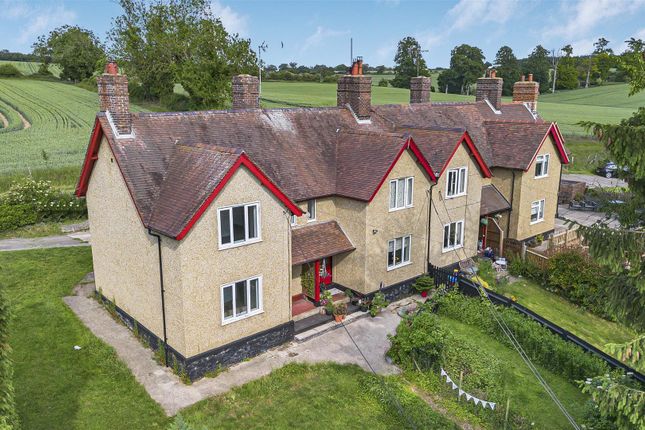 3 bed property, in Codicote Road, £450,000