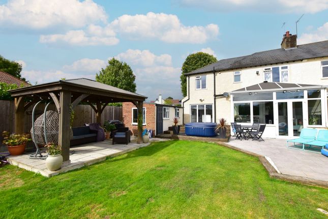 4 bed property, in Toms Lane, £800,000