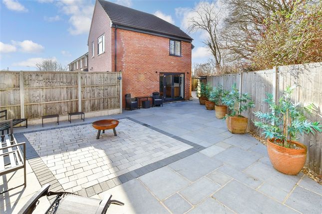 2 bed property, in Sherfield Avenue, £315,000