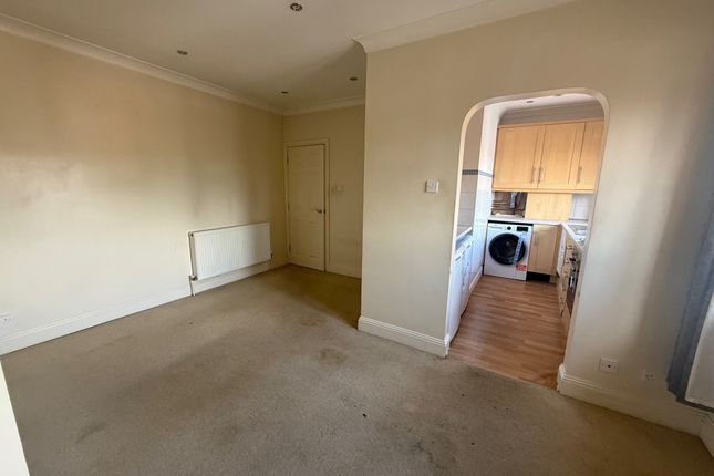 1 bed property, in High Street, £80,000