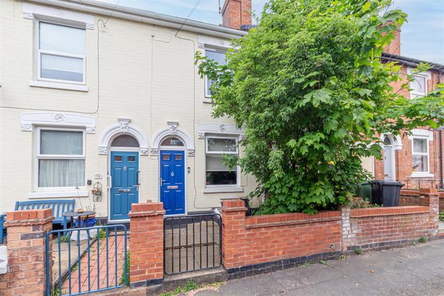2 bed property, in Hamilton Road, £220,000