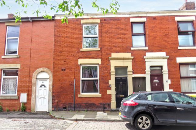 2 bed property, in Lowndes Street, £60,000