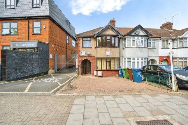 1 bed property, in Elmgrove Road, £300,000