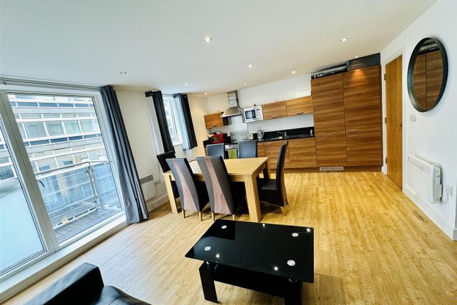 2 bed property, in Merchants Place, £300,000