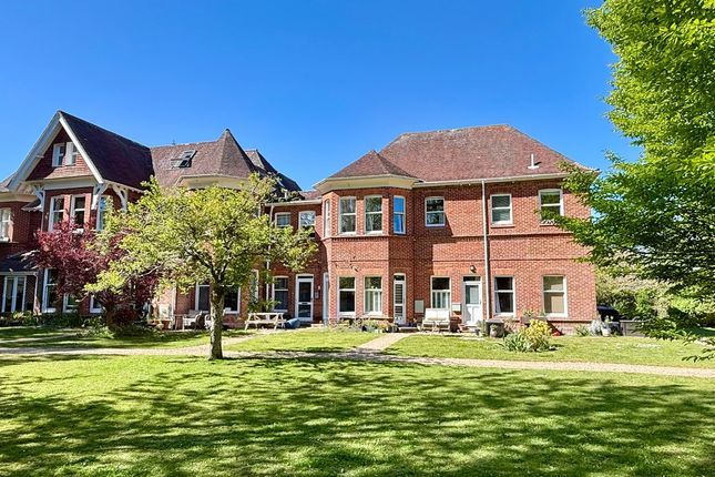 2 bed property, in Rhinefield Road, £400,000
