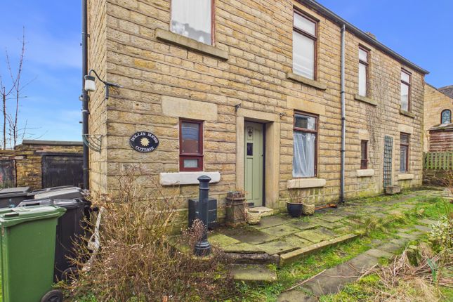 3 bed property, in Mottram Moor Hollingworth, £225,000