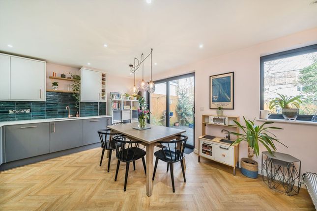 4 bed property, in Runnymede Crescent, £625,000
