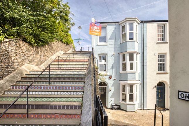 4 bed property, in Kent Place, £400,000