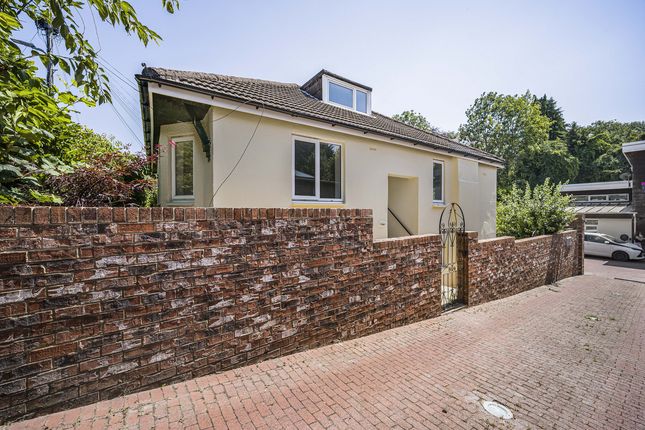 2 bed property, in Woodland Road, £300,000