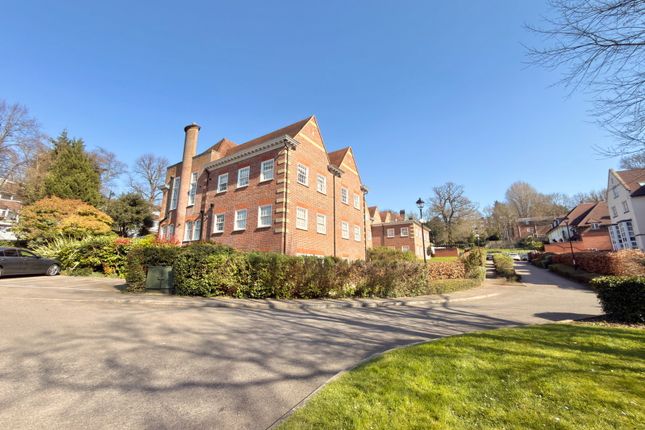 2 bed property, in Cottage Close, £450,000