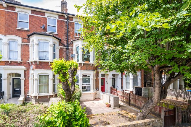 1 bed property, in York Grove, £300,000