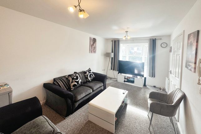 1 bed property, in Whitehall Road, £89,500