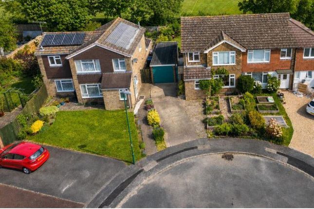 3 bed property, in Bishops Close, £475,000