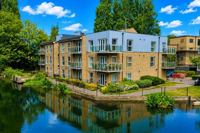 1 bed property, in Basildon Court, £240,000