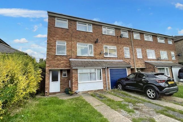 4 bed property, in St. Andrews Avenue, £280,000
