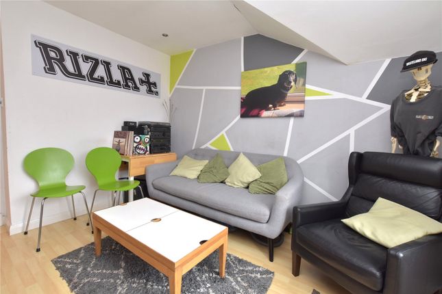2 bed property, in Delph Court, £120,000