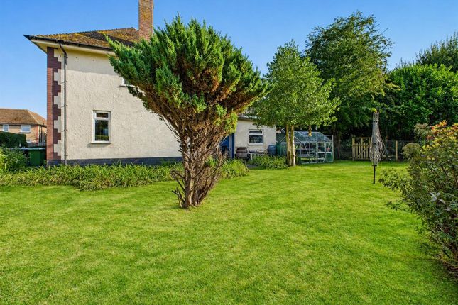3 bed property, in Links Avenue, £300,000