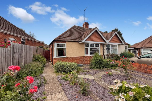 2 bed property, in Parkfield Crescent, £200,000