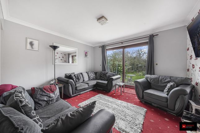 5 bed property, in Weir Gardens, £475,000