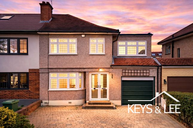 4 bed property, in Victoria Ave, £575,000
